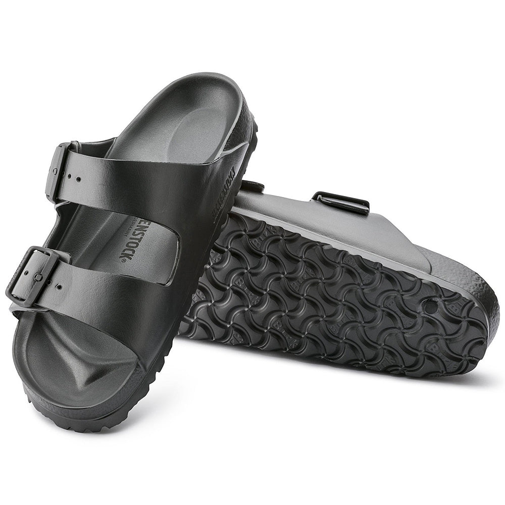 El BIRKENSTOCK Arizona es un verdadero clásico. Modelado sobre la sandalia de corcho, está hecho de EVA ultra ligero y altamente flexible. El EVA de alta calidad y sin olores ha sido probado para detectar sustancias nocivas y combina numerosos atributos positivos. Es resistente al agua, ultra ligero, lavable y, por lo tanto, extremadamente fácil de cuidar. Sandalia Arizona Eva.