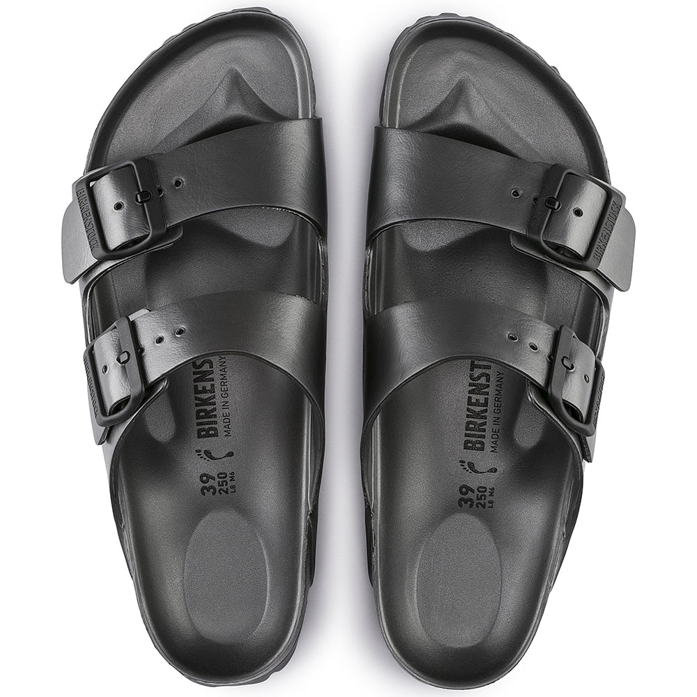 El BIRKENSTOCK Arizona es un verdadero clásico. Modelado sobre la sandalia de corcho, está hecho de EVA ultra ligero y altamente flexible. El EVA de alta calidad y sin olores ha sido probado para detectar sustancias nocivas y combina numerosos atributos positivos. Es resistente al agua, ultra ligero, lavable y, por lo tanto, extremadamente fácil de cuidar. Sandalia Arizona Eva.