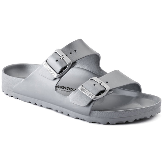 El BIRKENSTOCK Arizona es un verdadero clásico. Modelado sobre la sandalia de corcho, está hecho de EVA ultra ligero y altamente flexible. El EVA de alta calidad y sin olores ha sido probado para detectar sustancias nocivas y combina numerosos atributos positivos. Es resistente al agua, ultra ligero, lavable y, por lo tanto, extremadamente fácil de cuidar. Sandalia Arizona Eva