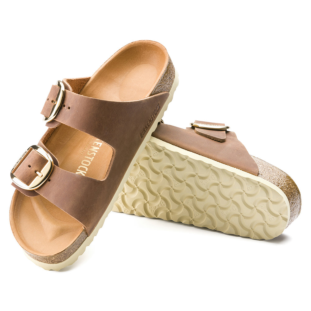 El popular BIRKENSTOCK Arizona ha sido actualizado. Como su nombre lo indica, la versión Big Buckle presenta una hebilla grande y elegante, un atractivo para las correas de cuero. Esto hace que la sandalia sea un modelo excepcionalmente clásico. El cuero nubuck con acabado aceitado se ha utilizado para un aspecto natural.