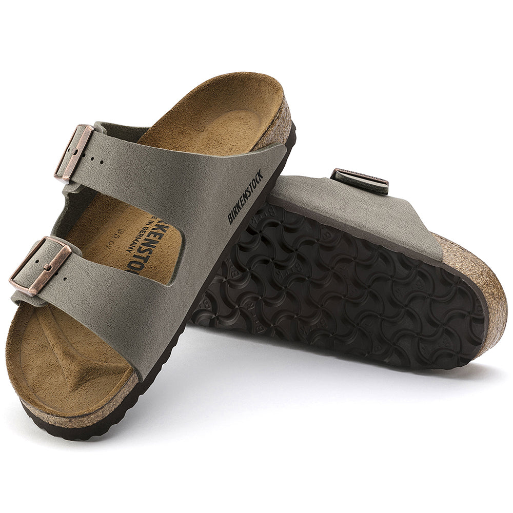 Arizona, una leyenda del confort y un elemento básico de la moda. Con correas ajustables y una plantilla de corcho mágico que se adapta a la forma de su pie, un ajuste verdaderamente personalizado es tan fácil como el diseño clásico. Sandalia Arizona Birko - Flor Nubuck Stone. Birkenstock.