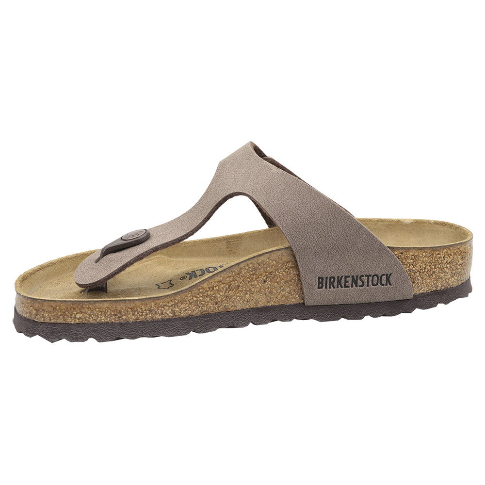 Sandalia BIRKENSTOCK Gizeh es un clásico genuino y un todoterreno elegante. Nuestra elegante sandalia combina un agarre óptimo con un diseño minimalista y moderno. La parte superior está hecha del material sintético Birko-Flor® resistente a la piel y resistente al desgaste en un sofisticado aspecto de nubuck que cuenta con una textura y un color que casi podrían confundirse con el cuero real.