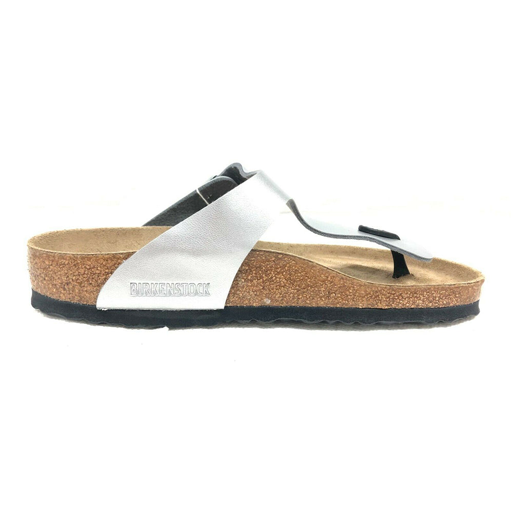 Sandalia Birkenstock Gizeh es un clásico adictivo con soporte exclusivo y un estilo refinado y minimalista.