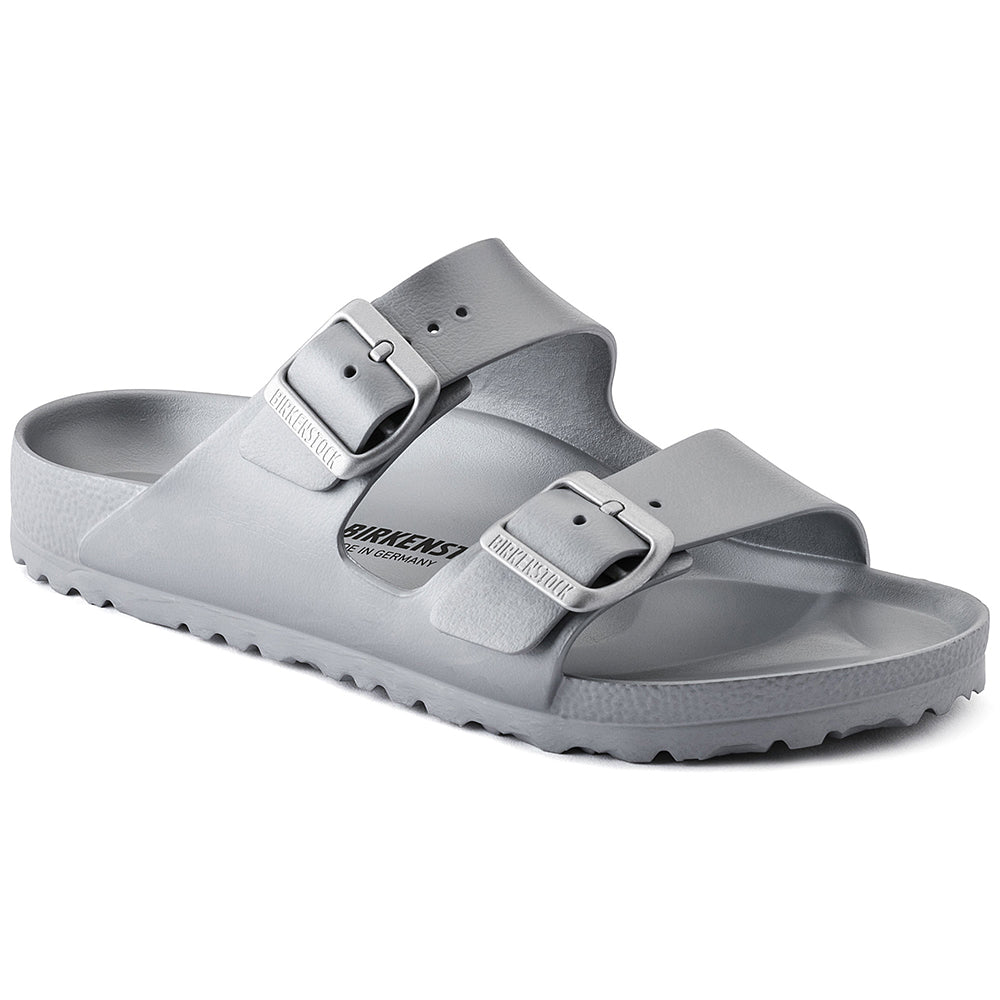 El BIRKENSTOCK Arizona es un verdadero clásico. Modelado sobre la sandalia de corcho, está hecho de EVA ultra ligero y altamente flexible. El EVA de alta calidad y sin olores ha sido probado para detectar sustancias nocivas y combina numerosos atributos positivos. Es resistente al agua, ultra ligero, lavable y, por lo tanto, extremadamente fácil de cuidar. Sandalia Arizona Eva 