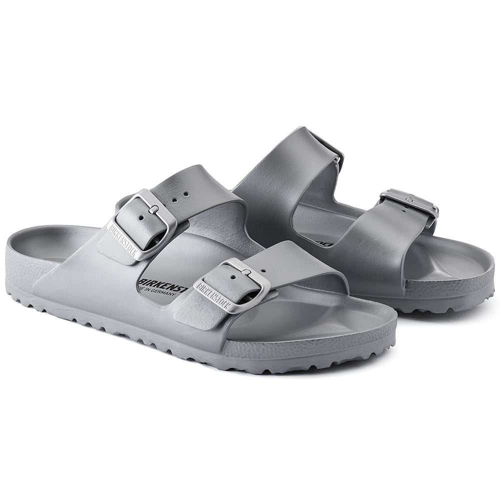 El BIRKENSTOCK Arizona es un verdadero clásico. Modelado sobre la sandalia de corcho, está hecho de EVA ultra ligero y altamente flexible. El EVA de alta calidad y sin olores ha sido probado para detectar sustancias nocivas y combina numerosos atributos positivos. Es resistente al agua, ultra ligero, lavable y, por lo tanto, extremadamente fácil de cuidar.