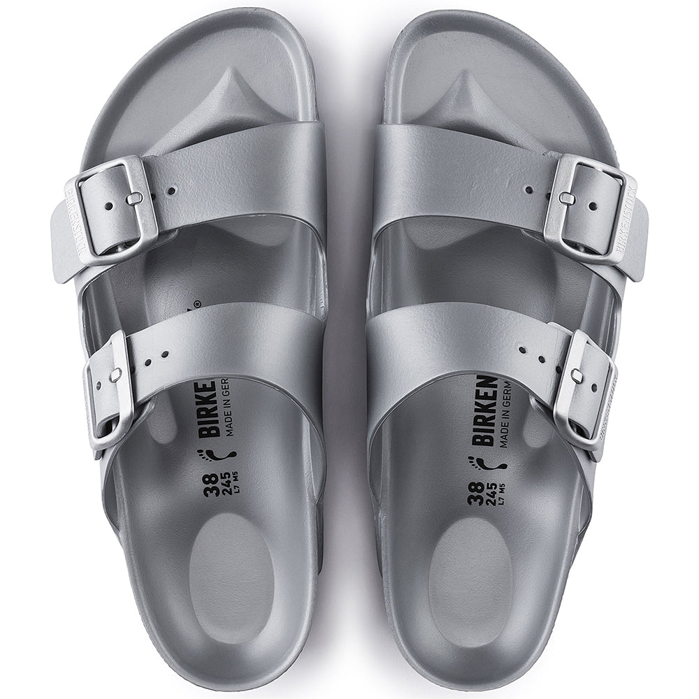 El BIRKENSTOCK Arizona es un verdadero clásico. Modelado sobre la sandalia de corcho, está hecho de EVA ultra ligero y altamente flexible. El EVA de alta calidad y sin olores ha sido probado para detectar sustancias nocivas y combina numerosos atributos positivos. Es resistente al agua, ultra ligero, lavable y, por lo tanto, extremadamente fácil de cuidar. Sandalia Arizona Eva