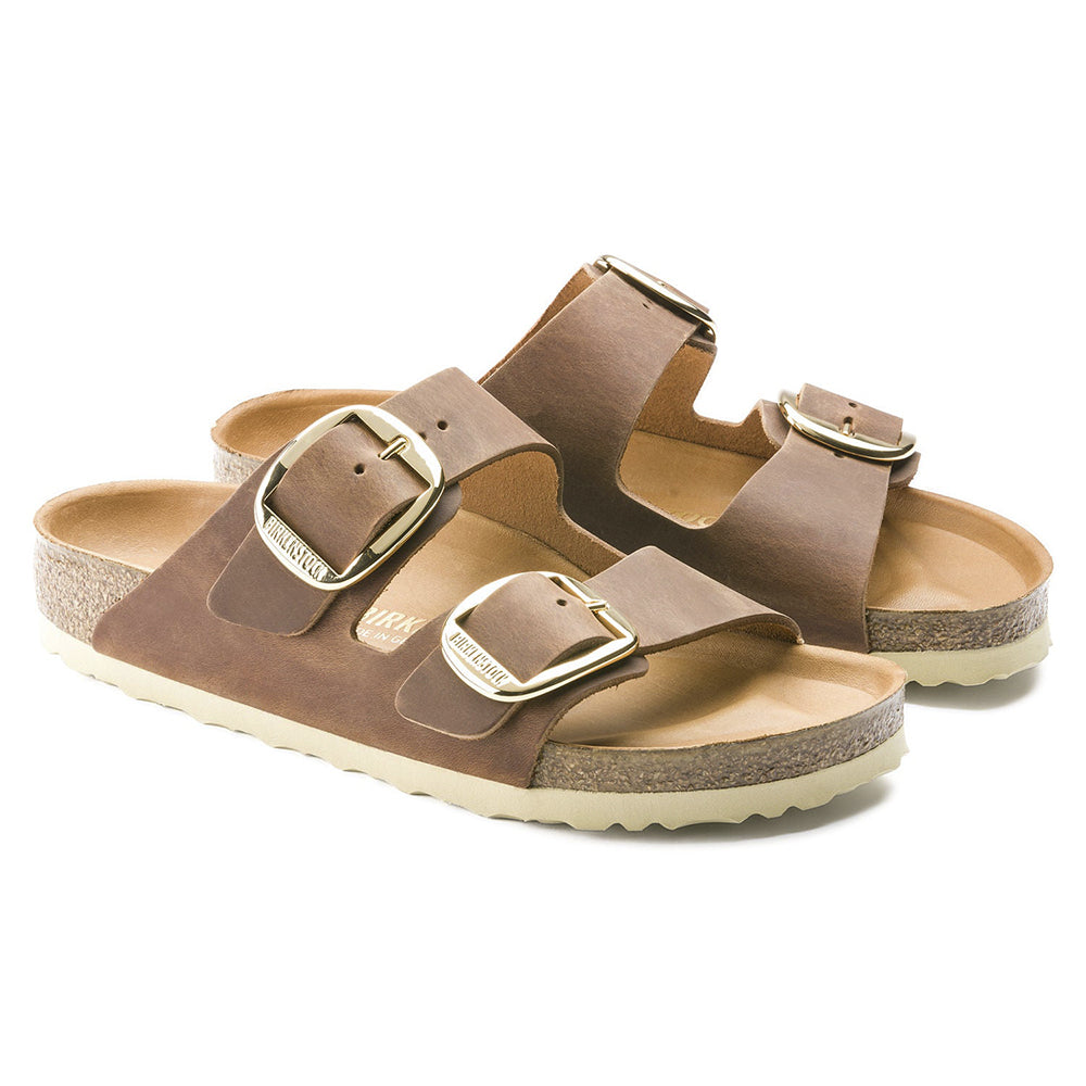 El popular BIRKENSTOCK Arizona ha sido actualizado. Como su nombre lo indica, la versión Big Buckle presenta una hebilla grande y elegante, un atractivo para las correas de cuero. Esto hace que la sandalia sea un modelo excepcionalmente clásico. El cuero nubuck con acabado aceitado se ha utilizado para un aspecto natural.