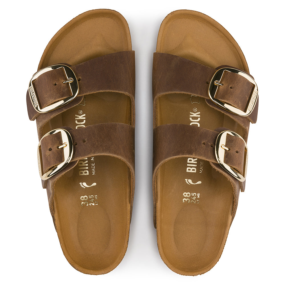 El popular BIRKENSTOCK Arizona ha sido actualizado. Como su nombre lo indica, la versión Big Buckle presenta una hebilla grande y elegante, un atractivo para las correas de cuero. Esto hace que la sandalia sea un modelo excepcionalmente clásico. El cuero nubuck con acabado aceitado se ha utilizado para un aspecto natural.