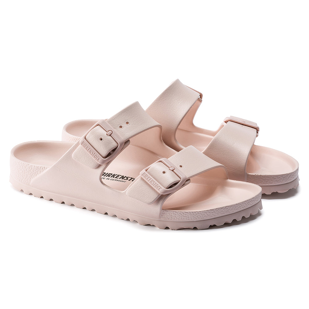 El BIRKENSTOCK Arizona es un clásico genuino que ha deleitado a hombres y mujeres con su diseño atemporal durante décadas. Modelada sobre el corcho original, esta sandalia está hecha de EVA ultra ligera y altamente flexible. Este material sintético de alta calidad y sin olores que ha sido probado para detectar sustancias nocivas es absorbente de golpes, impermeable y amigable con la piel. Por lo tanto, es perfecto para usar en la playa, en el jardín o en áreas de bienestar y spa. Sandalia Arizona Eva.