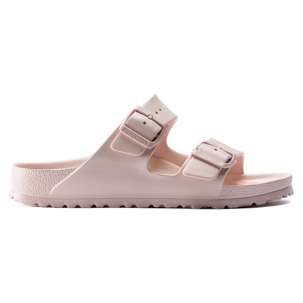 El BIRKENSTOCK Arizona es un clásico genuino que ha deleitado a hombres y mujeres con su diseño atemporal durante décadas. Modelada sobre el corcho original, esta sandalia está hecha de EVA ultra ligera y altamente flexible. Este material sintético de alta calidad y sin olores que ha sido probado para detectar sustancias nocivas es absorbente de golpes, impermeable y amigable con la piel. Por lo tanto, es perfecto para usar en la playa, en el jardín o en áreas de bienestar y spa. Sandalia Arizona Eva.