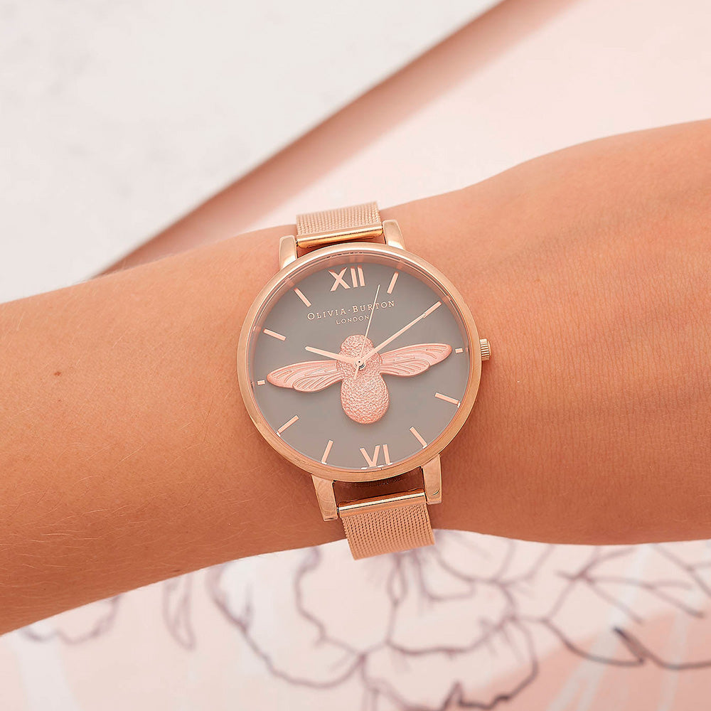 El reloj 3D Bee de Olivia Burton crea un zumbido con la icónica abeja 3D Rose Gold. Complementado con una correa de malla de oro rosa en tendencia, este reloj Gray Dial de 38 mm de ancho. De moda, vanguardista y realmente genial.